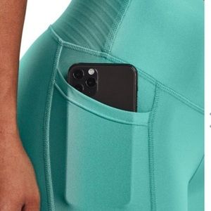 Underarmour Matching leggings & Sport Bra(They were sold separately)Has a pocket